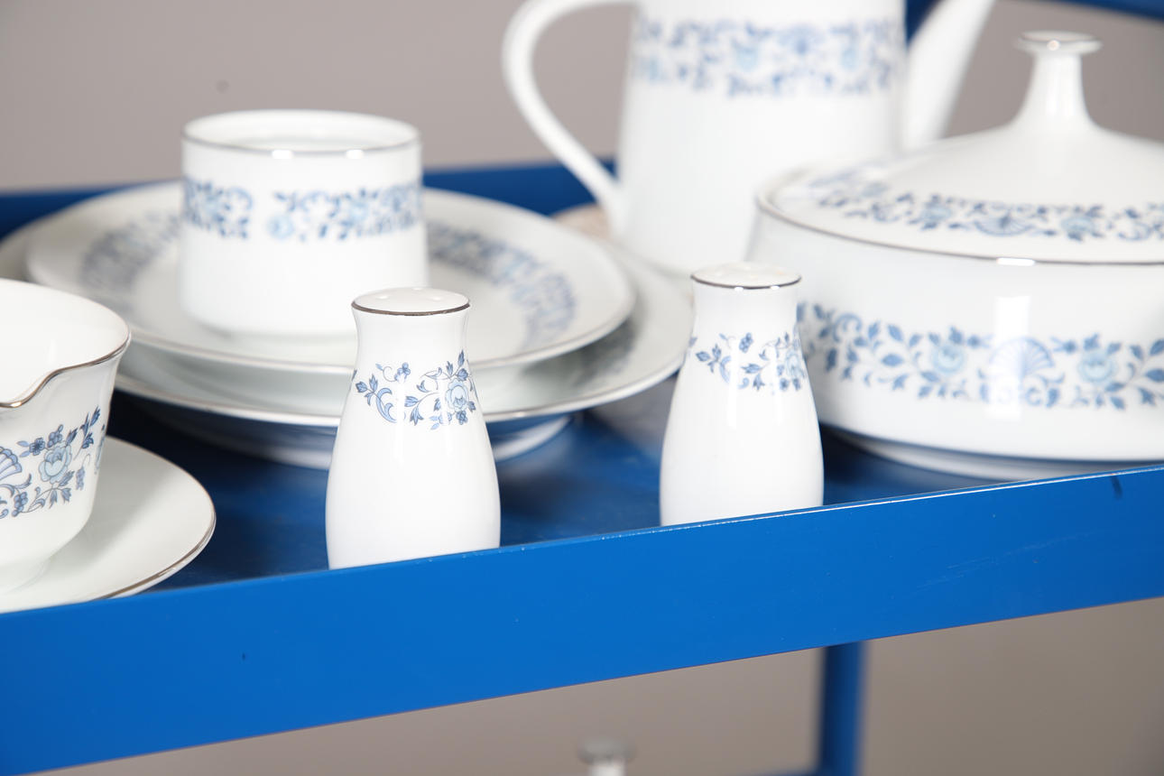 A NORITAKE ROYAL BLUE PART TEA AND DINNER SERVICE. Ceramics