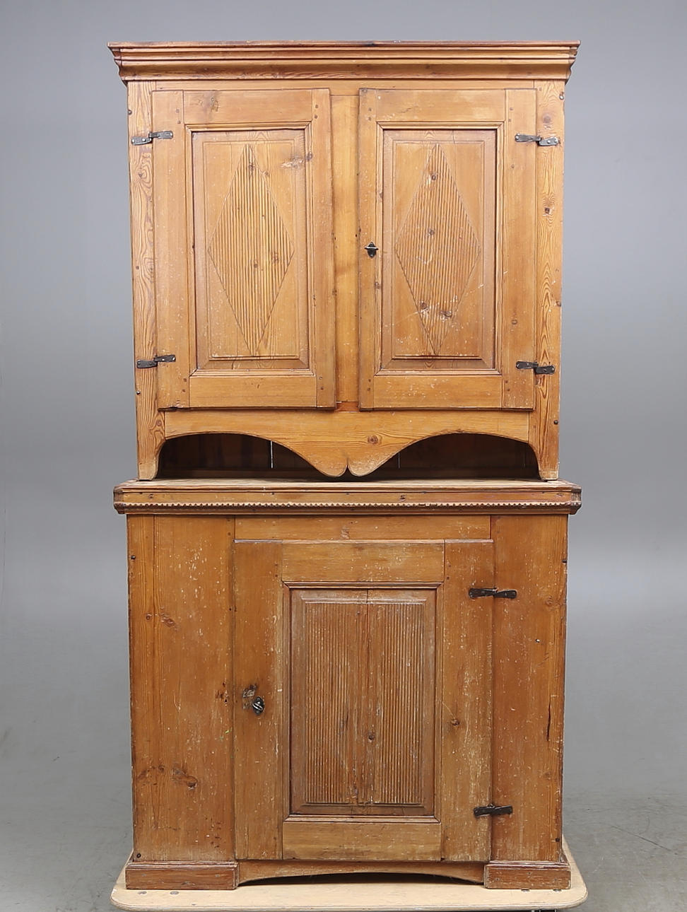 SKÅP, sengustavianskt, omkring 1800.