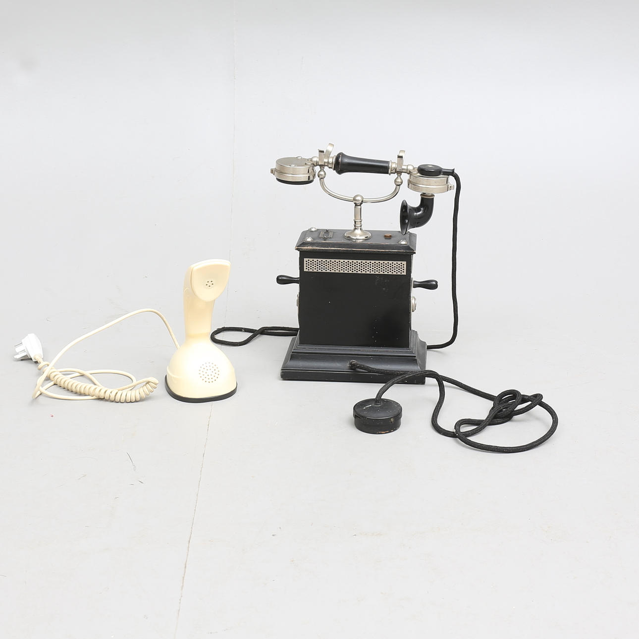 TELEFON, "Telegrafverkets verkstad, Stockholm", 1900-talets början, samt COBRATELEFON, LM Ericsson Sweden.