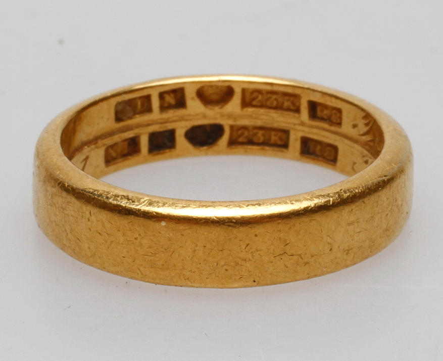 RING, guld, 23k, vikt ca. 8,1 gram.