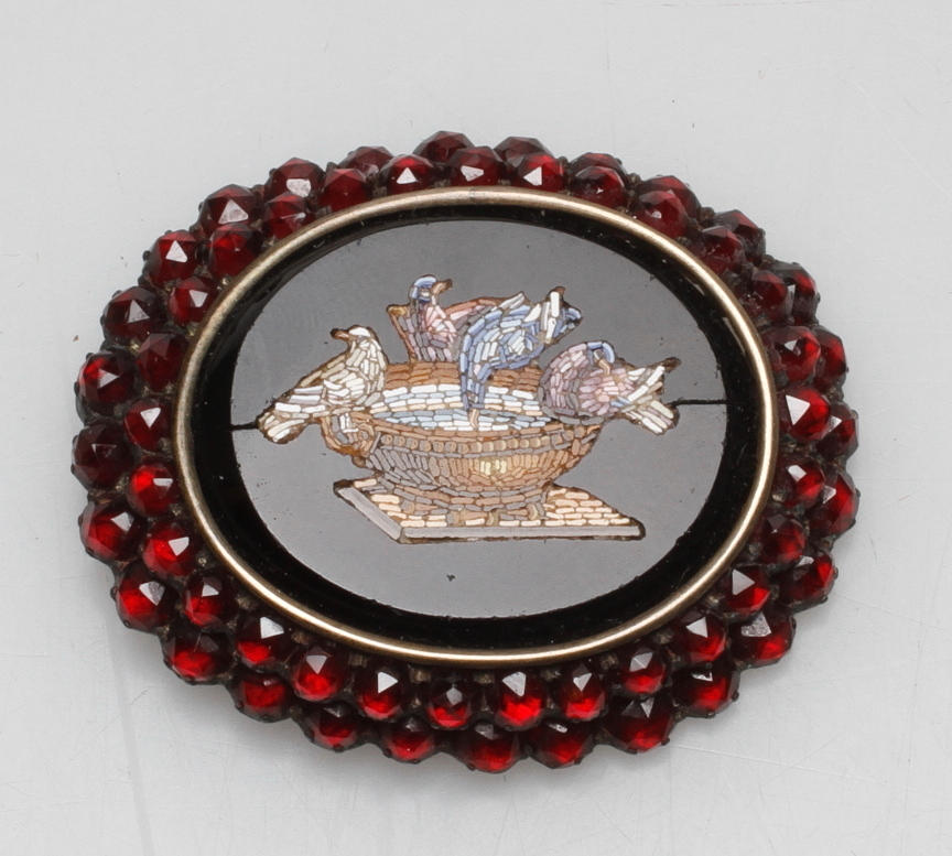 BROSCH, pietra dura och granater, 1800/1900-tal.