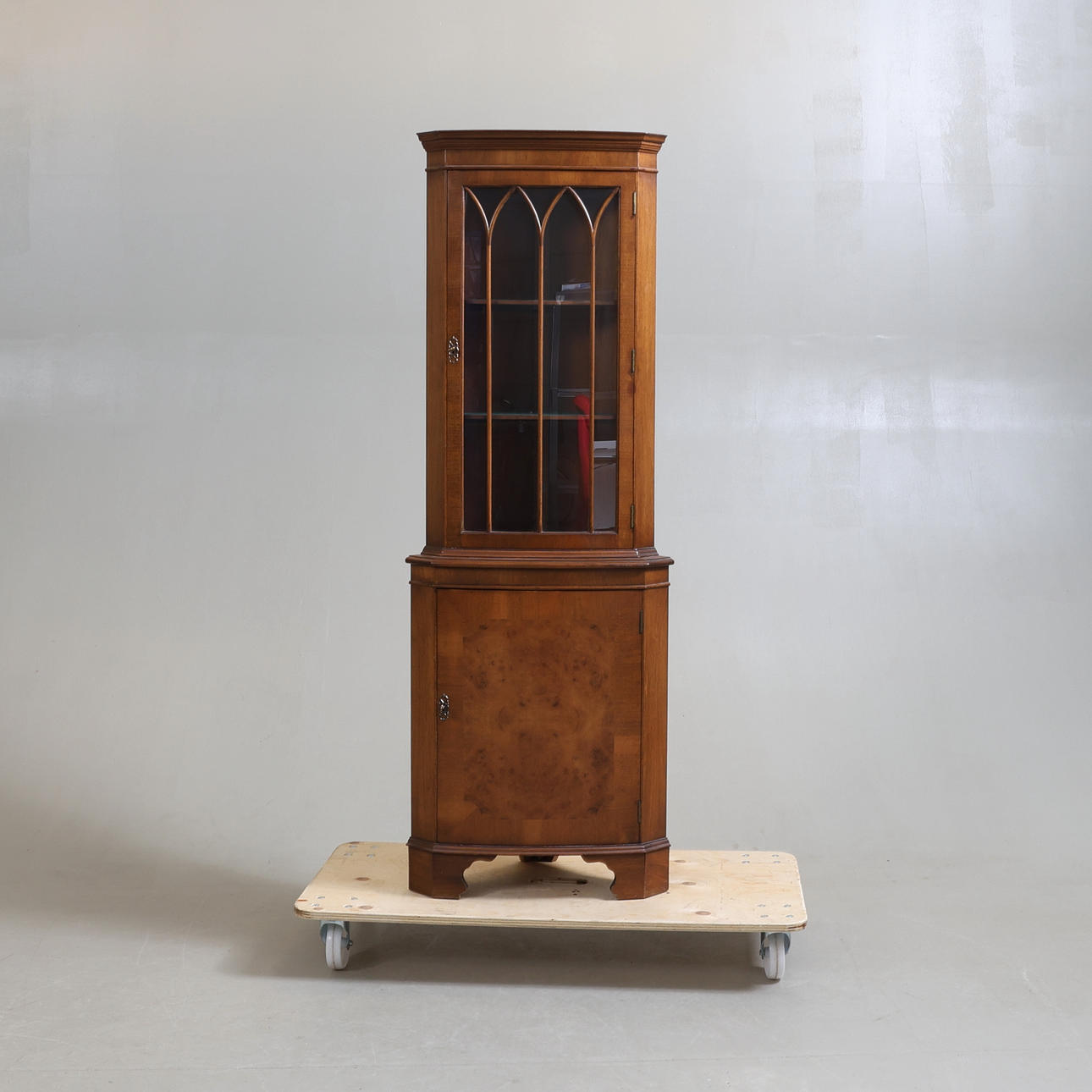 HÖRNSKÅP, gotisk stil, 1900-tal.