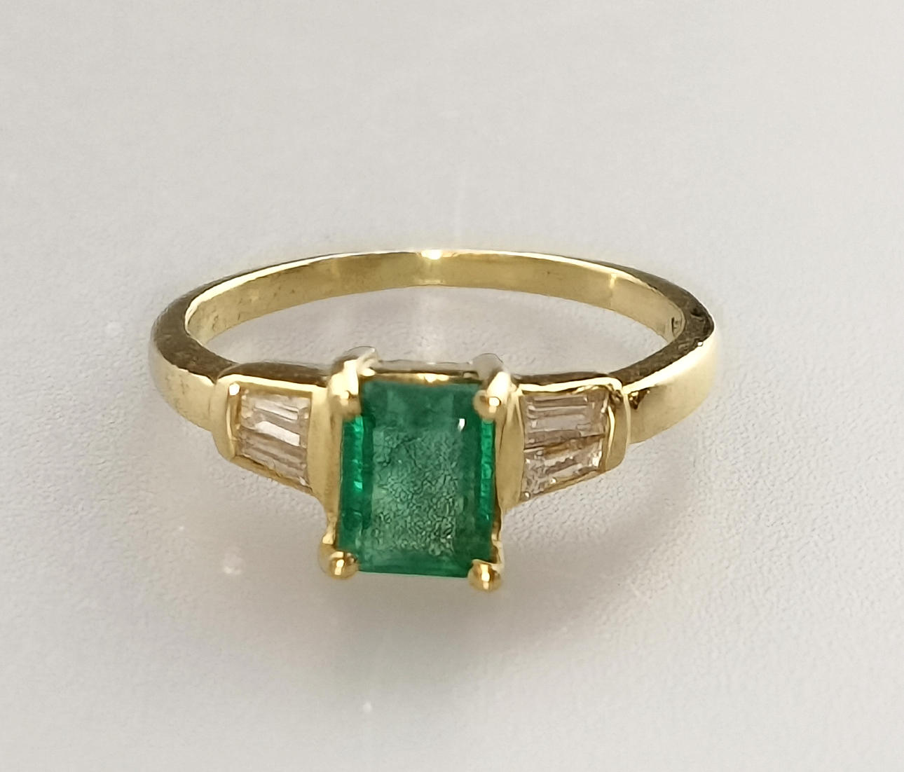 GULDRING MED SMARAGD OCH DIAMANTER.