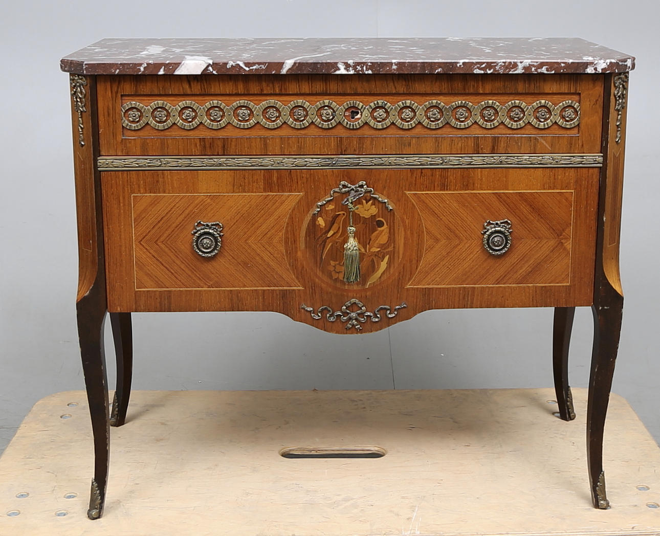 BYRÅ, Louis XVI-stil, 1900-tal.