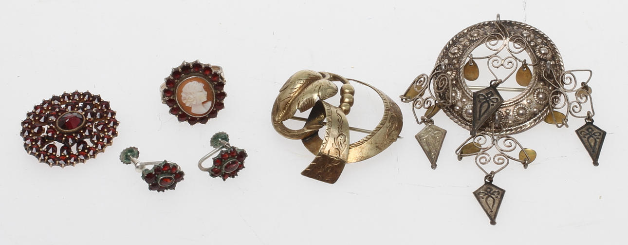SMYCKEN, 5 delar, silver, bland annat med granater. 1800/1900-tal.