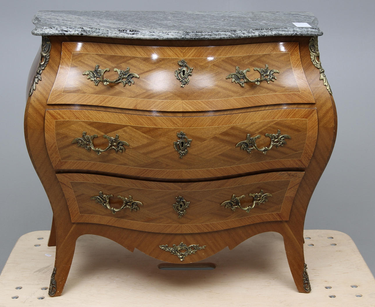 BYRÅ, Rokokostil, 1900-talets mitt.