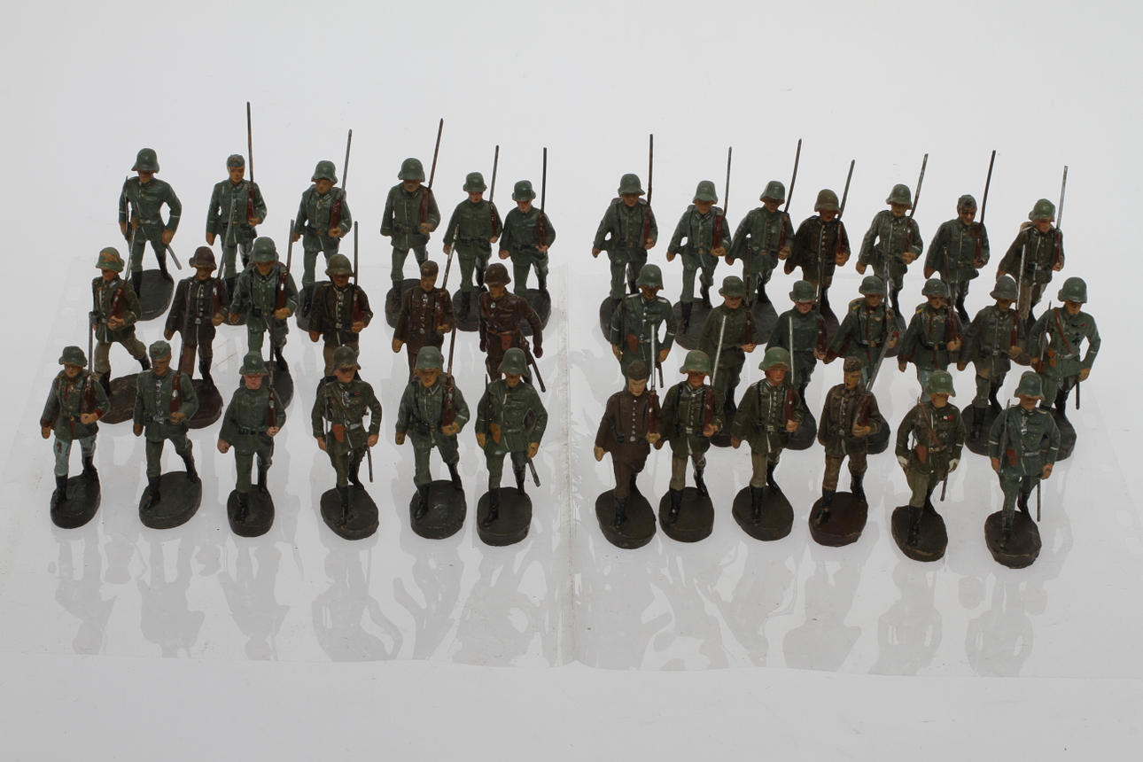 ELASTOLIN cirka 35 tyska soldater i marsch.