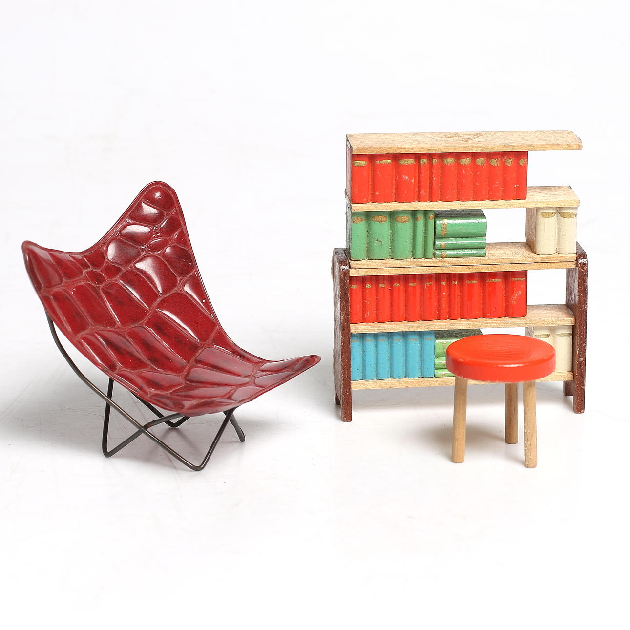 DOCKSKÅPSMÖBLER, 4 delar, bl.a. "Fladdermusfåtölj", 1960-tal.