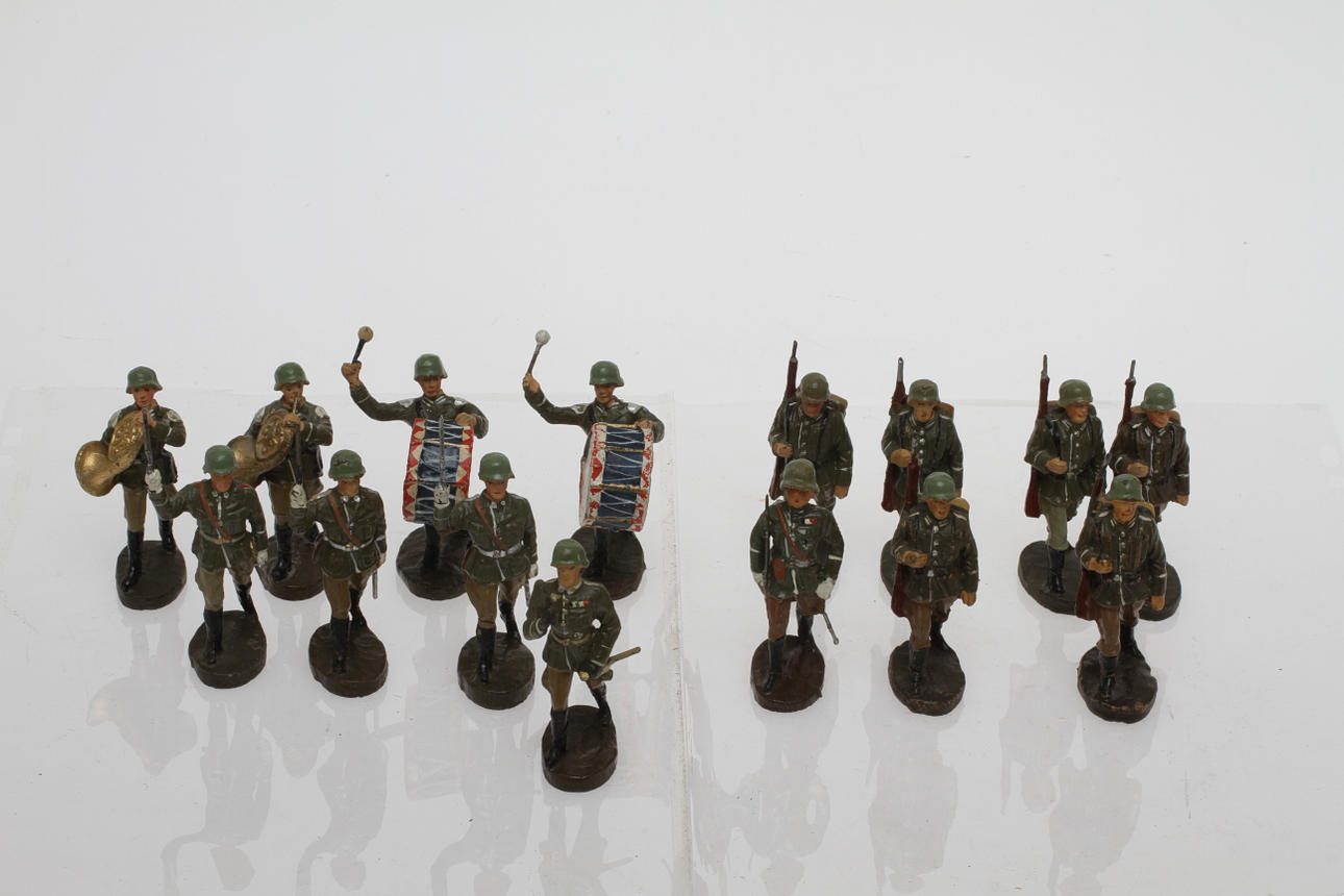 ELASTOLIN cirka 15 tyska soldater i marsch och musikkår.