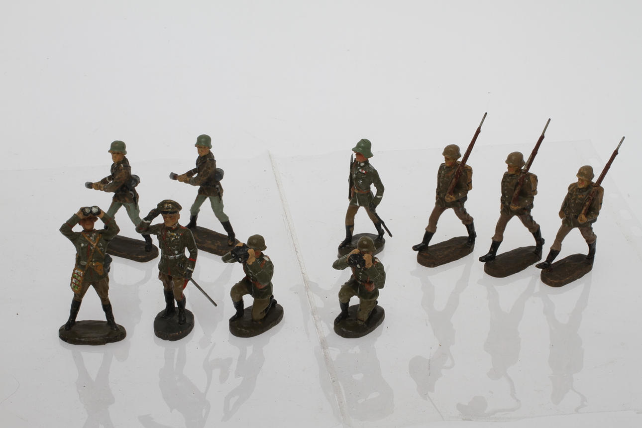 ELASTOLIN 10 tyska soldater . (parti B).