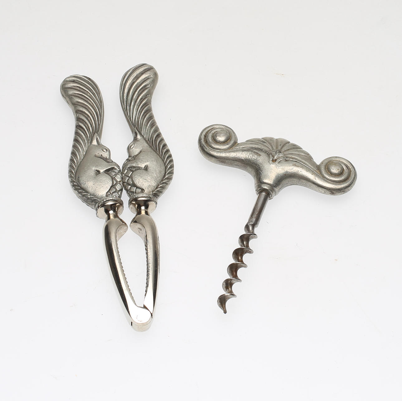 KORKSKRUV SAMT NÖTKNÄCKARE, tenn, Art Deco, 1920-/30-tal.