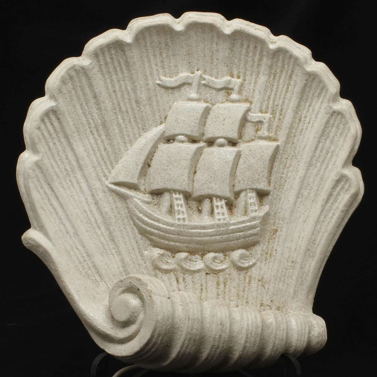 VÆGLAMPE, støbemasse, omkring midten af 1900-tallet.