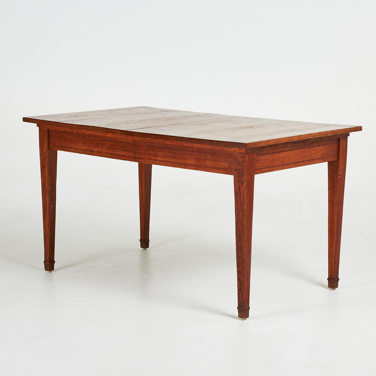 DINING TABLE. A mid 20th century oak.