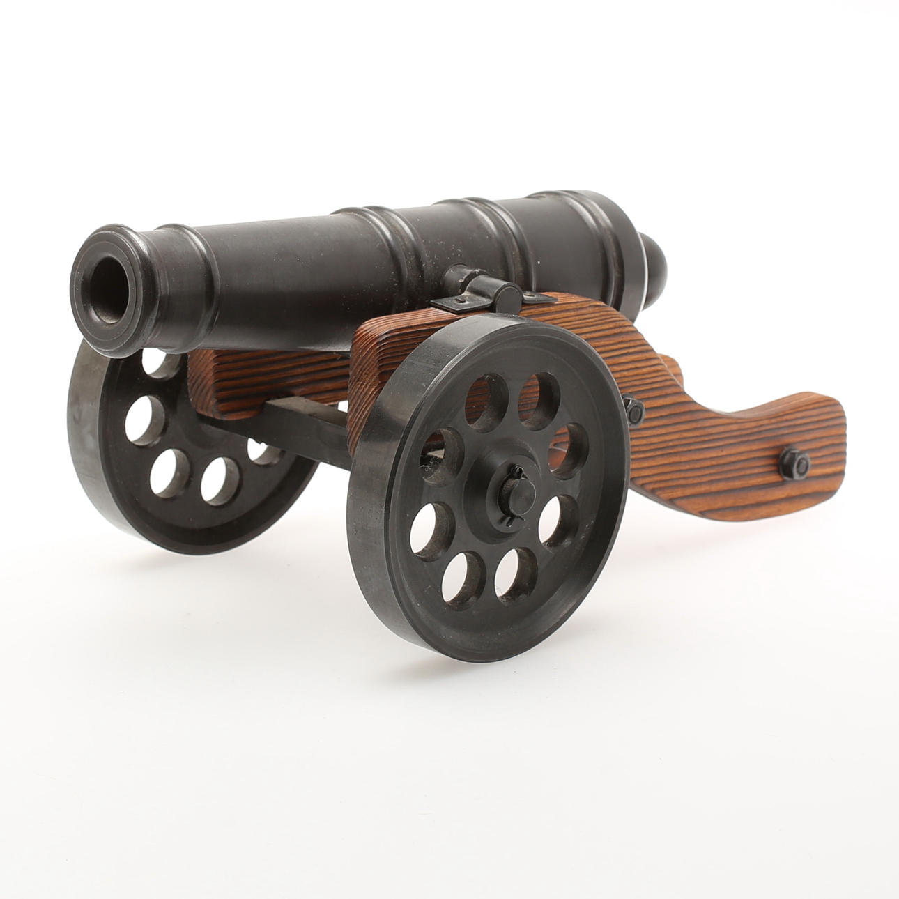 SALUTKANON, metall och trä..