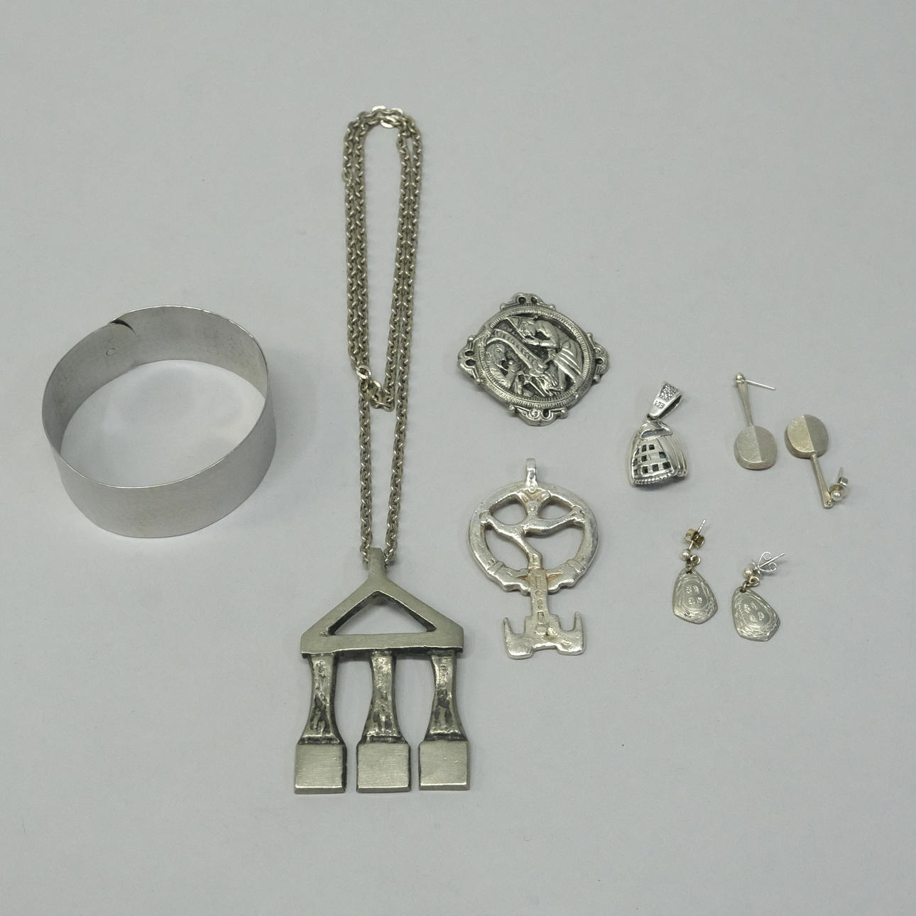 JEWELRY IN SILVER AND PEWTER.