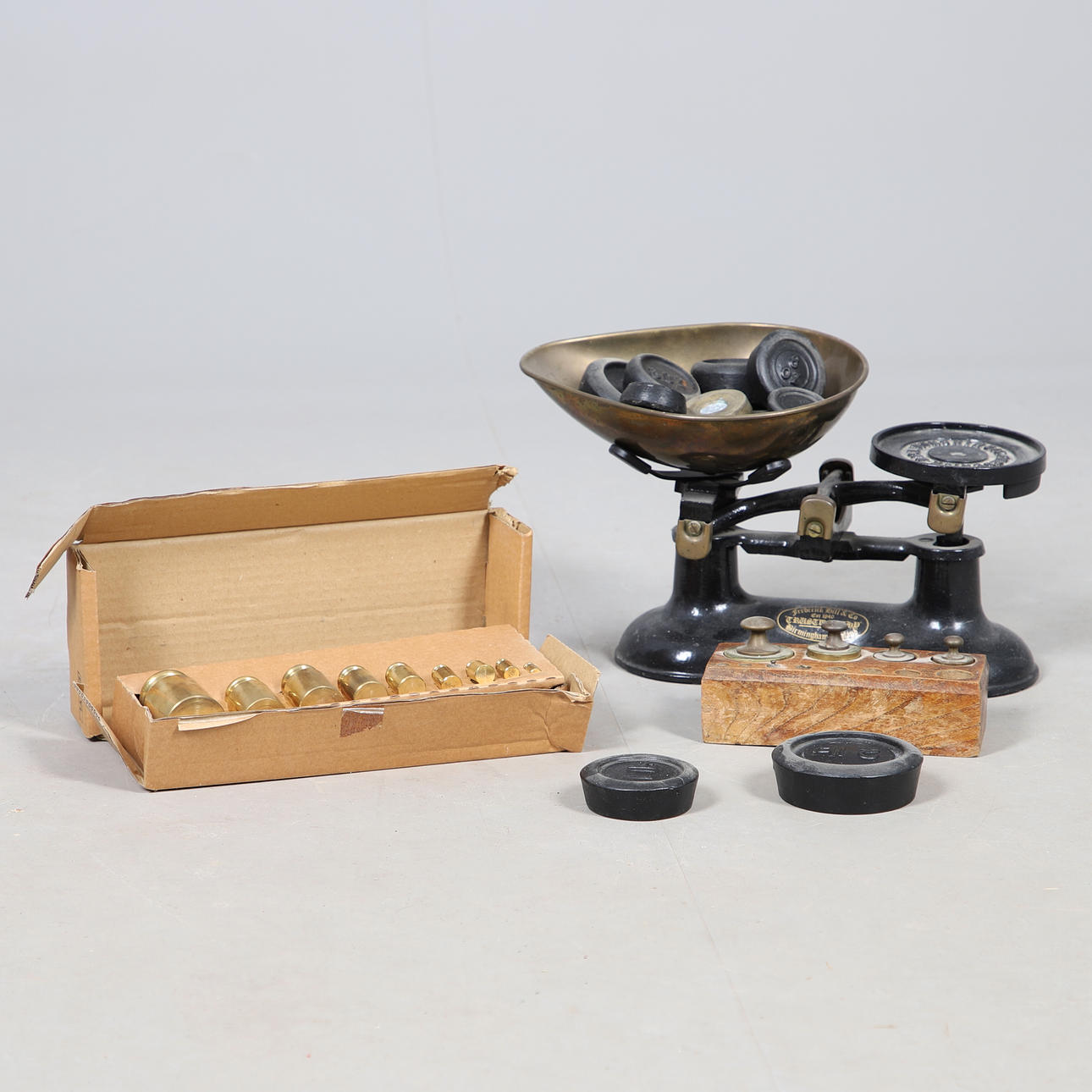 EN ANTIK VÅG OCH OLIKA VIKTER.