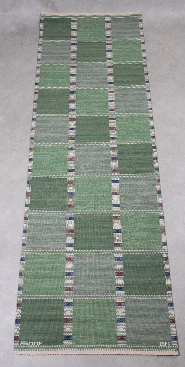 BARBRO NILSSON. matta, röllakan " Falurutan Grön Folksam " 275 x 91 cm signerad AB MMF BN, AB Märta Måås Fjetterström, Barbro Nilsson, komponerad 1952, nyskick.