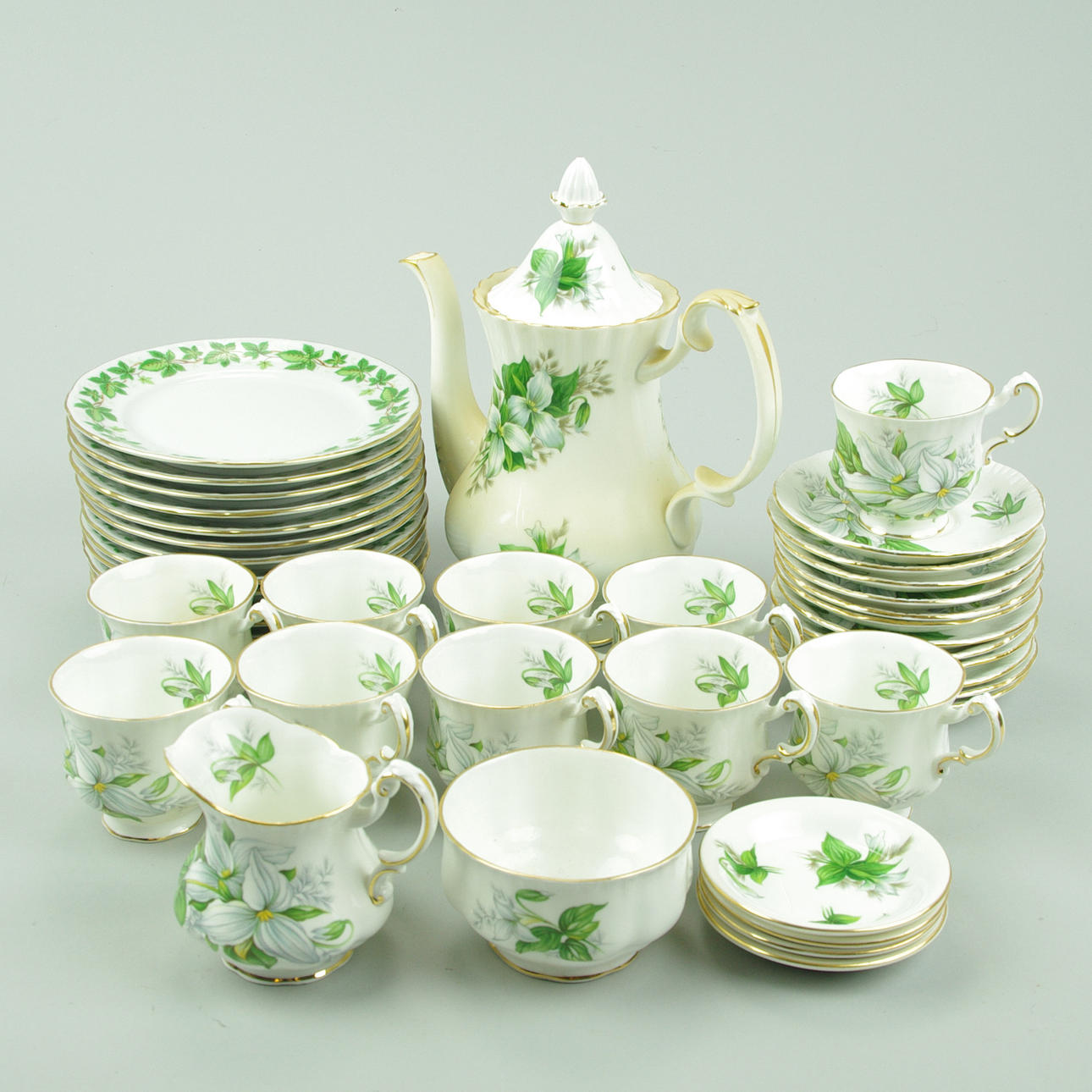 KAFFESERVIS, blomsterdekor, 2 olika tillverkare.