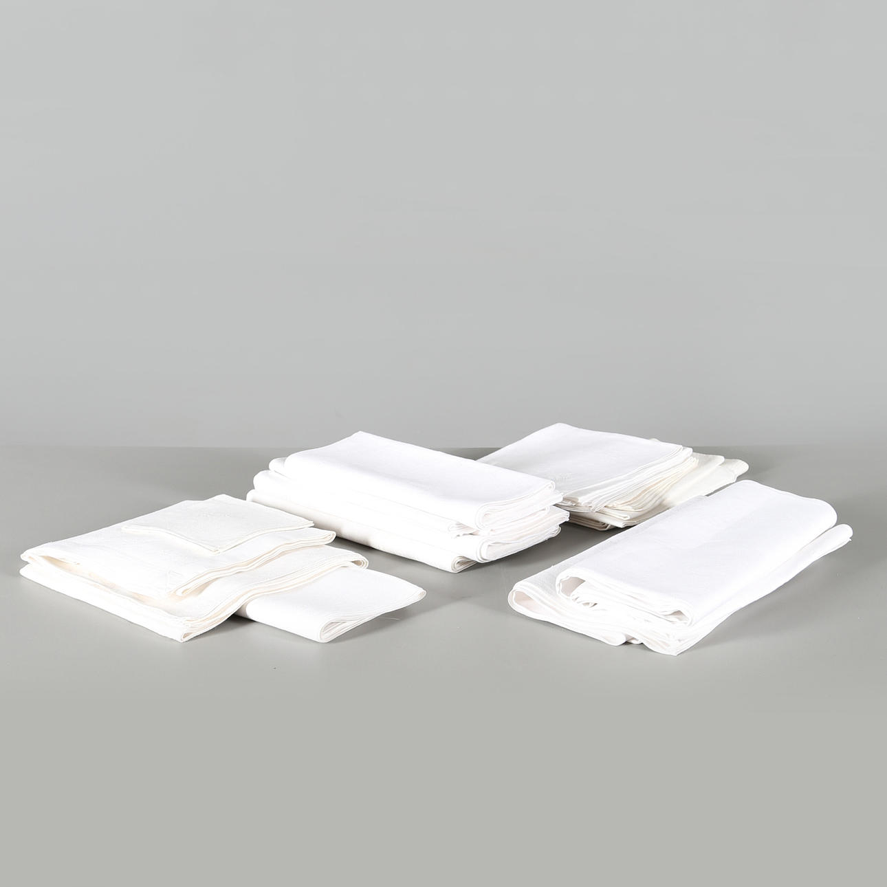 PARTI LINNEDUKAR & SERVETTER, 18 delar.