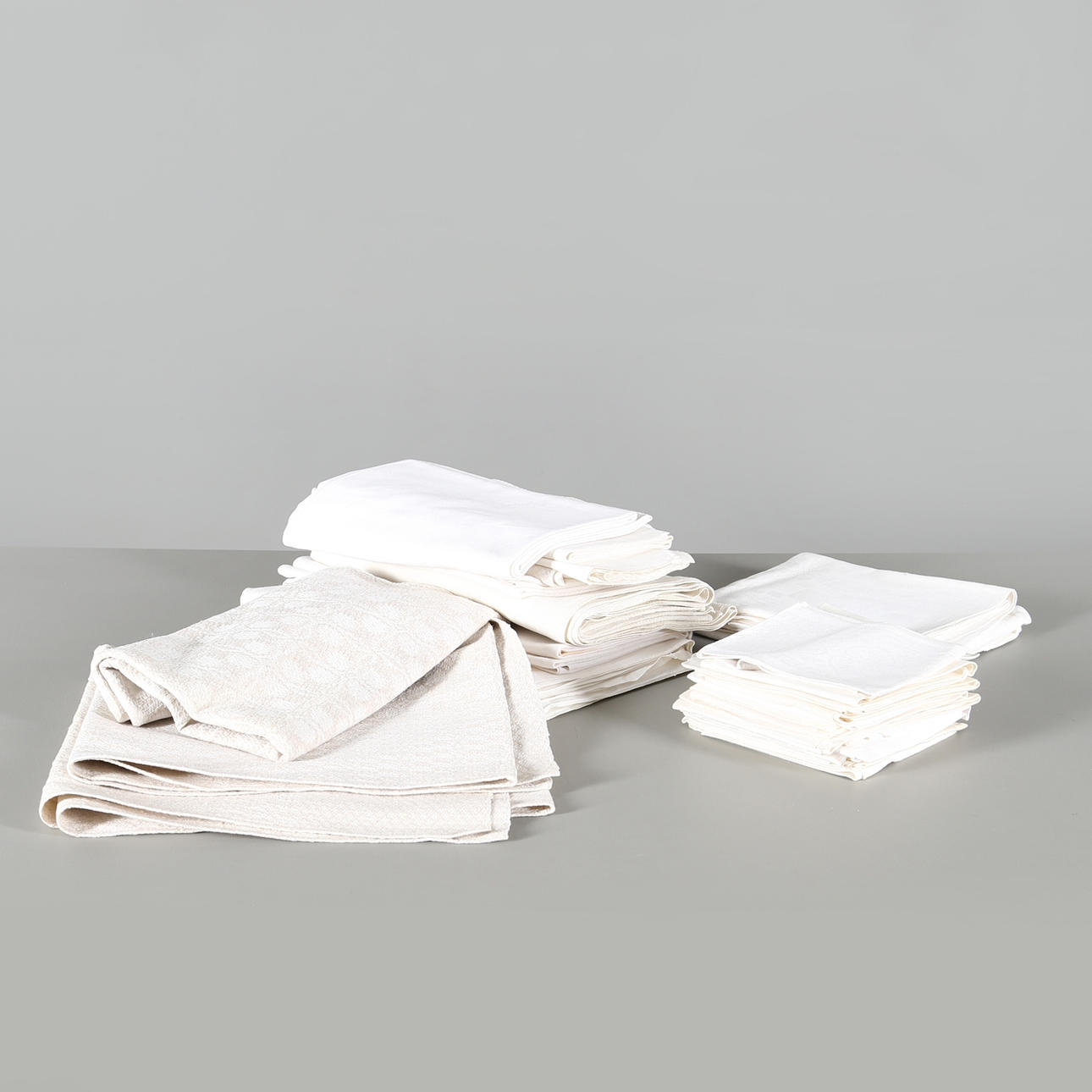 PARTI LINNEDUKAR & SERVETTER, 28 delar, olika modeller.