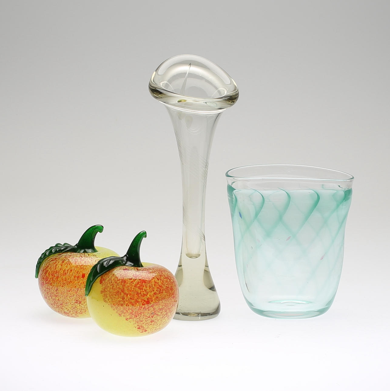 GLASFÖREMÅL, 4 st, 1900-talets andra hälft.