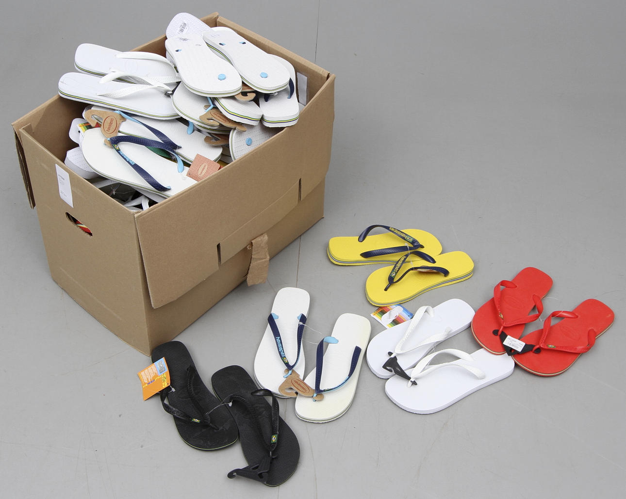 NYA STRANDTOFFLOR, ca 50 par, konkurs efter first aid.