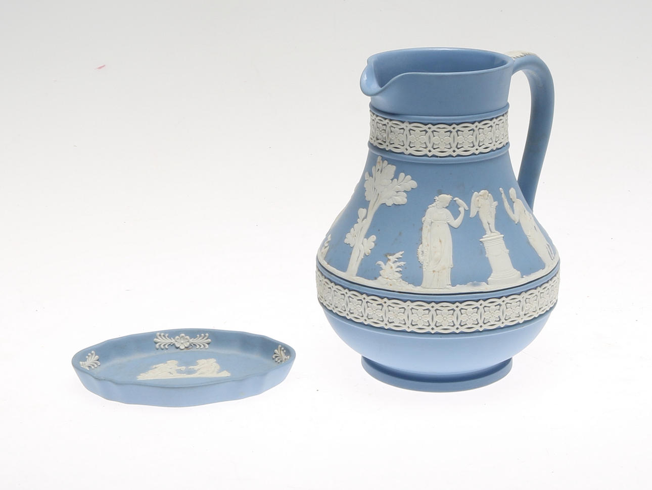 TILLBRINGARE samt FAT, 2 delar, keramik, Wedgwood, England.