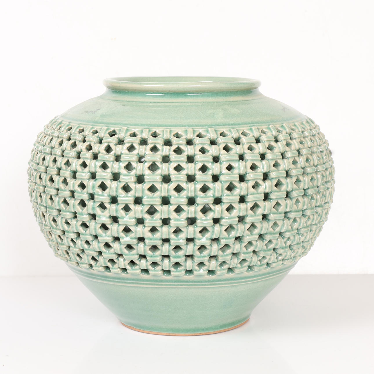 A KOREAN GORYEO CELADON BULBOUS VASE.