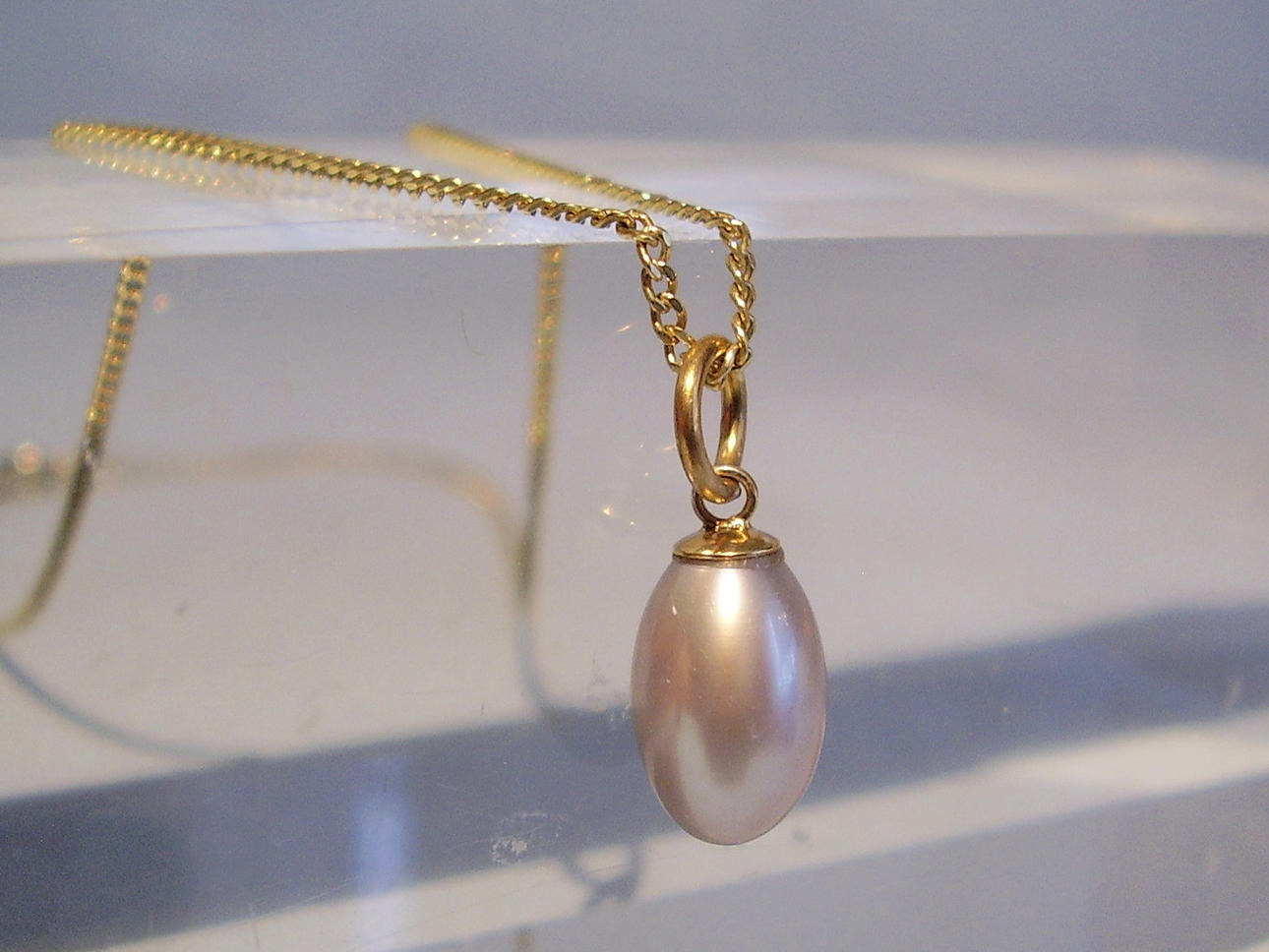 PÄRLA HÄNGSMYCKE PÅ KEDJA.