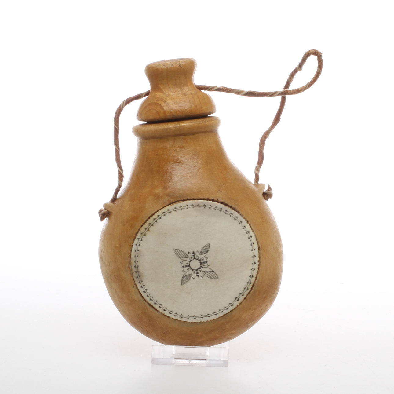 KRUTHORN/FLASKA, trä med benarbete, signerad "P".