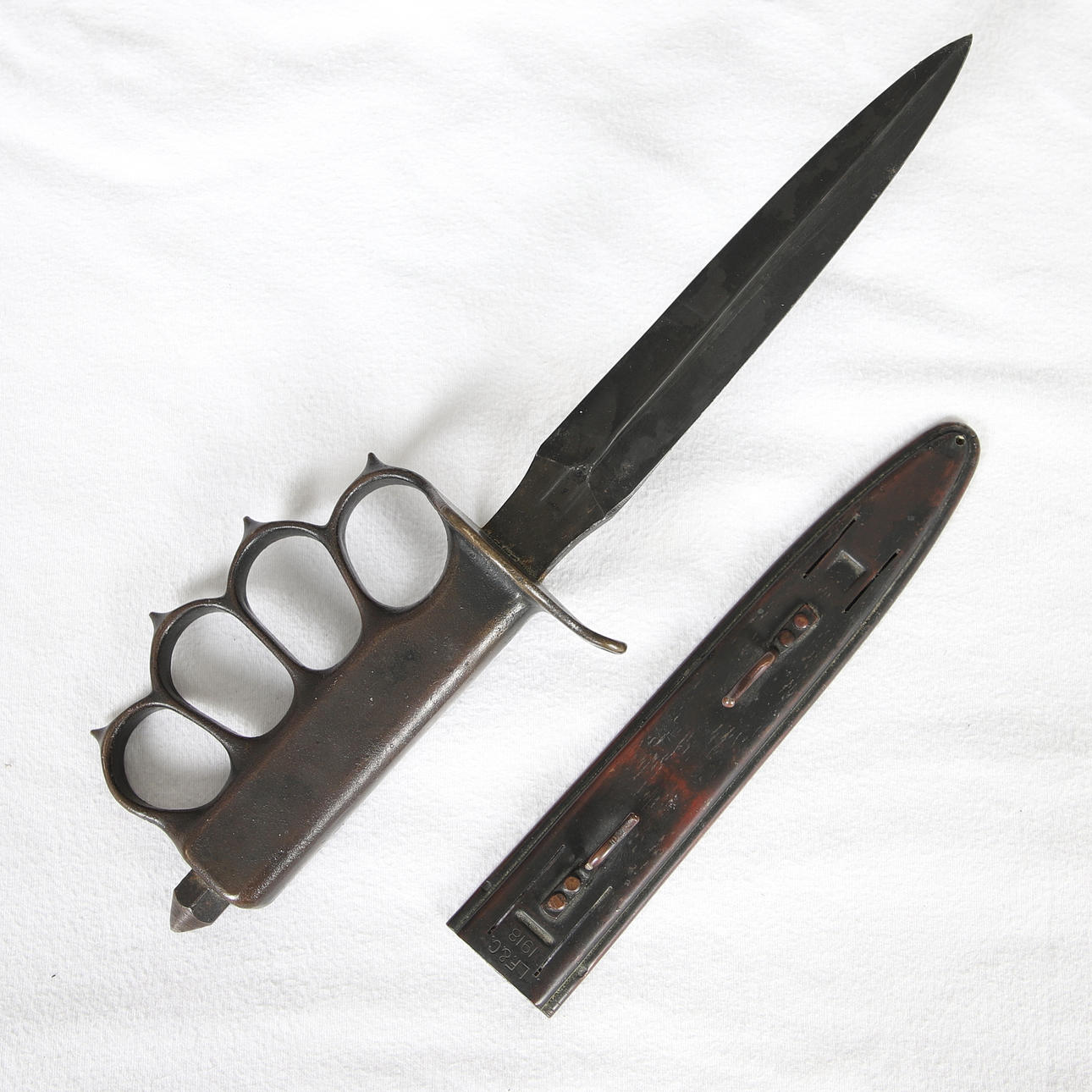 EN AMERIKANSK SKYTTEGRAVKNIV FRÅN FÖRSTA VÄRLDSKRIGET. Vapen ...