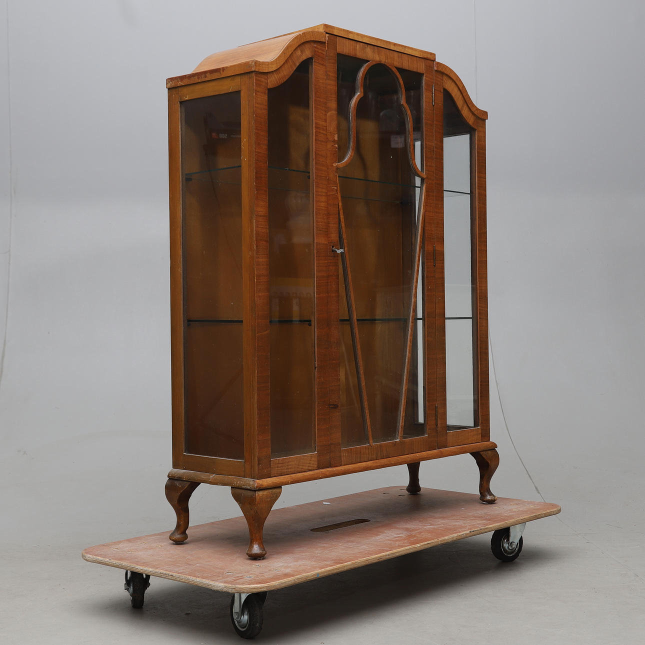 An art deco display cabinet, 1920/30's.