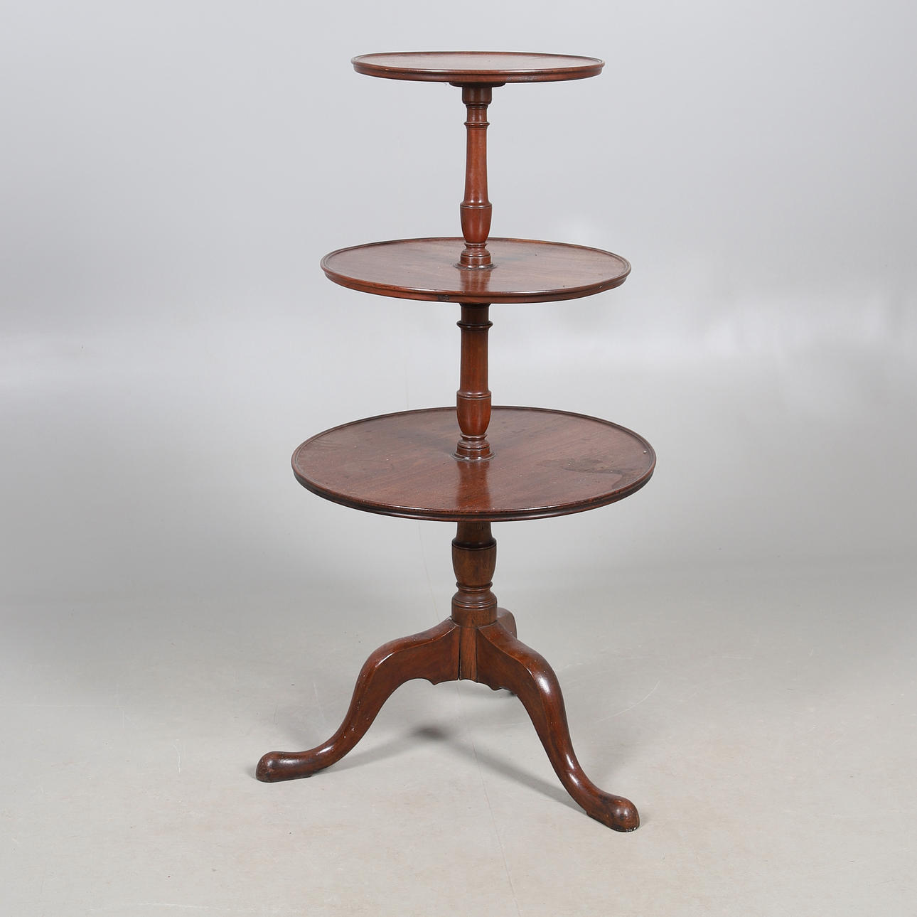 TARJOILIJA, MAHONKITYMMÄ 1800-LUKU.