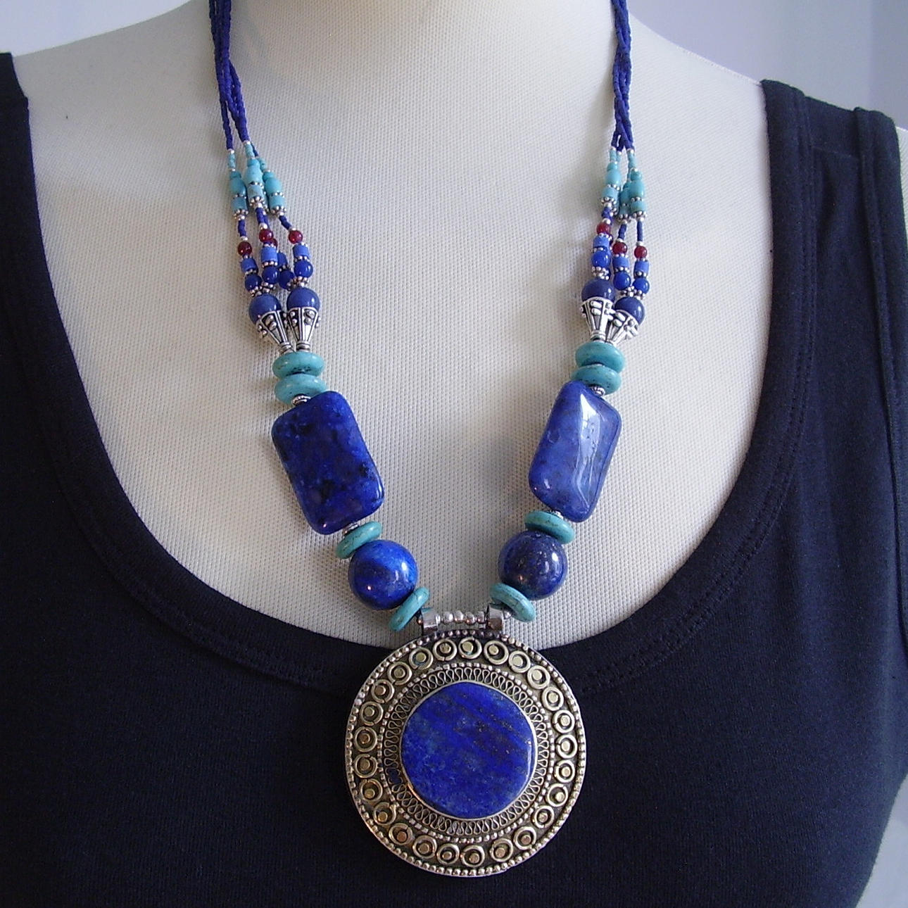 ETNISKA HALSBAND LAPIS LAZULI OCH TURKOS.