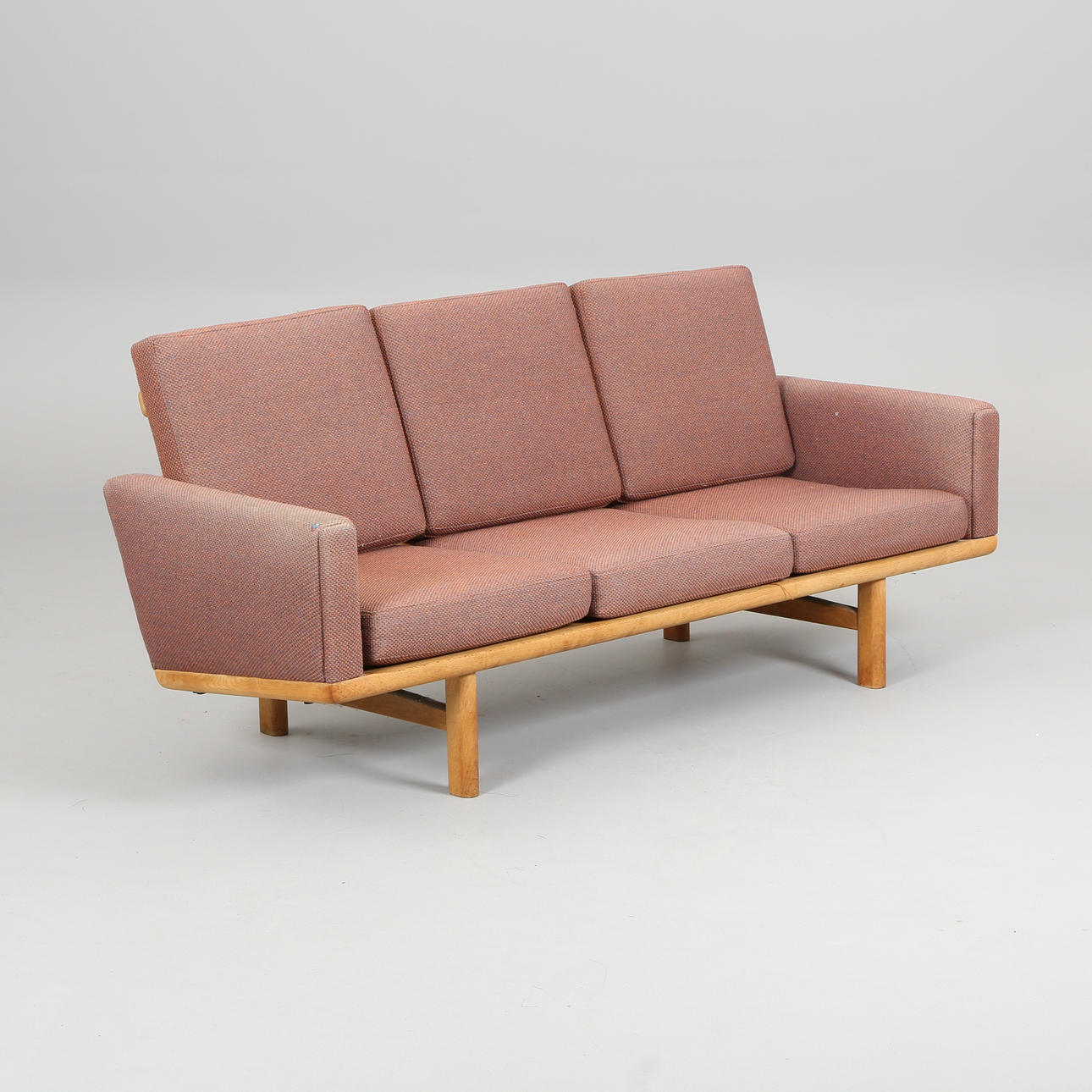 HANS J WEGNER. Getama. Tre-pers. sofa af egetræ, model GE236.
