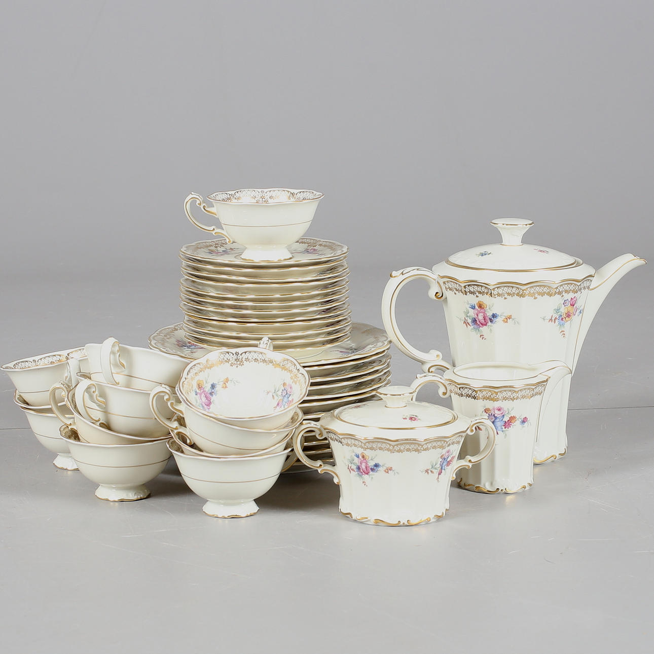 KAFFESERVIS, 39 delar, Königlich privilegierte Porzellanfabrik Tettau, 1900-talets första hälft.