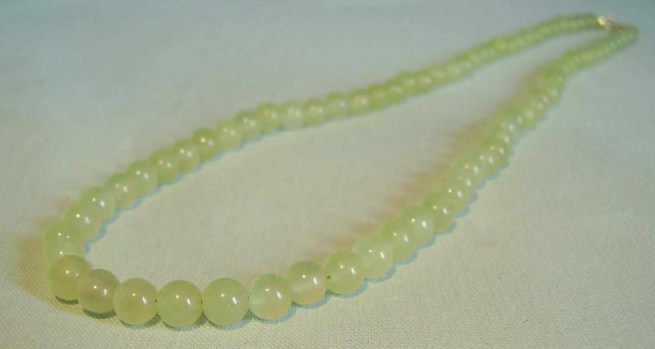 Jade halsband choker celadon grön längd 45 cm.