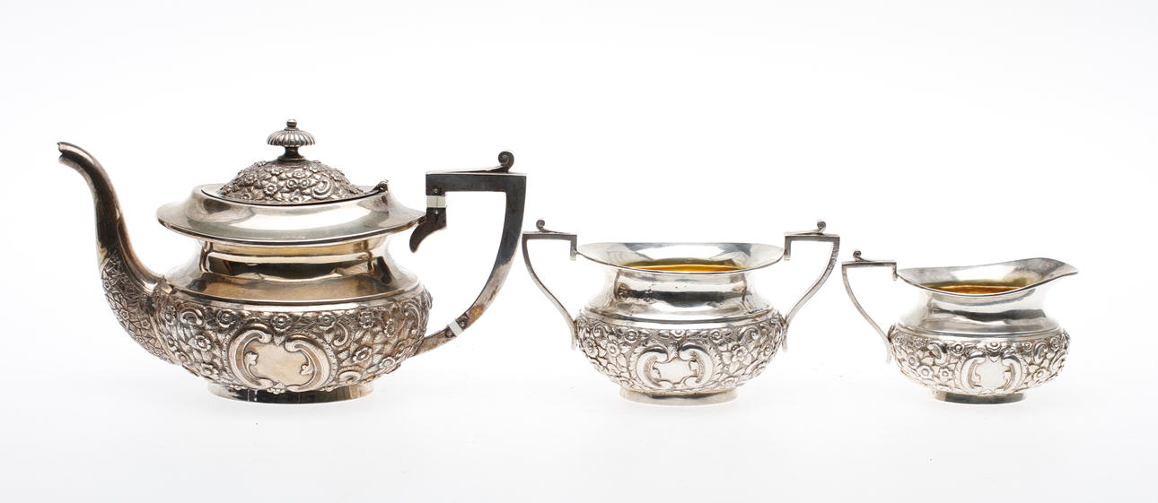 TESERVIS, 3 delar, silver, A. Bhicajee & Co, Bombay, Indien, vikt ca 900 gram.