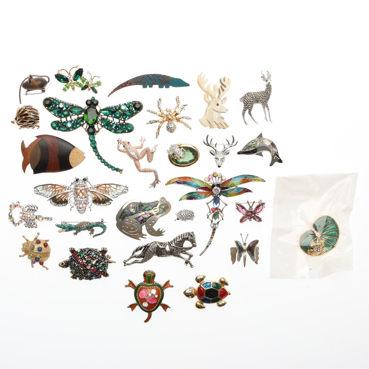 27 VINTAGE BROOCHES OF VARIOUS INSECTS AND ANIMALS. Jewellery ...