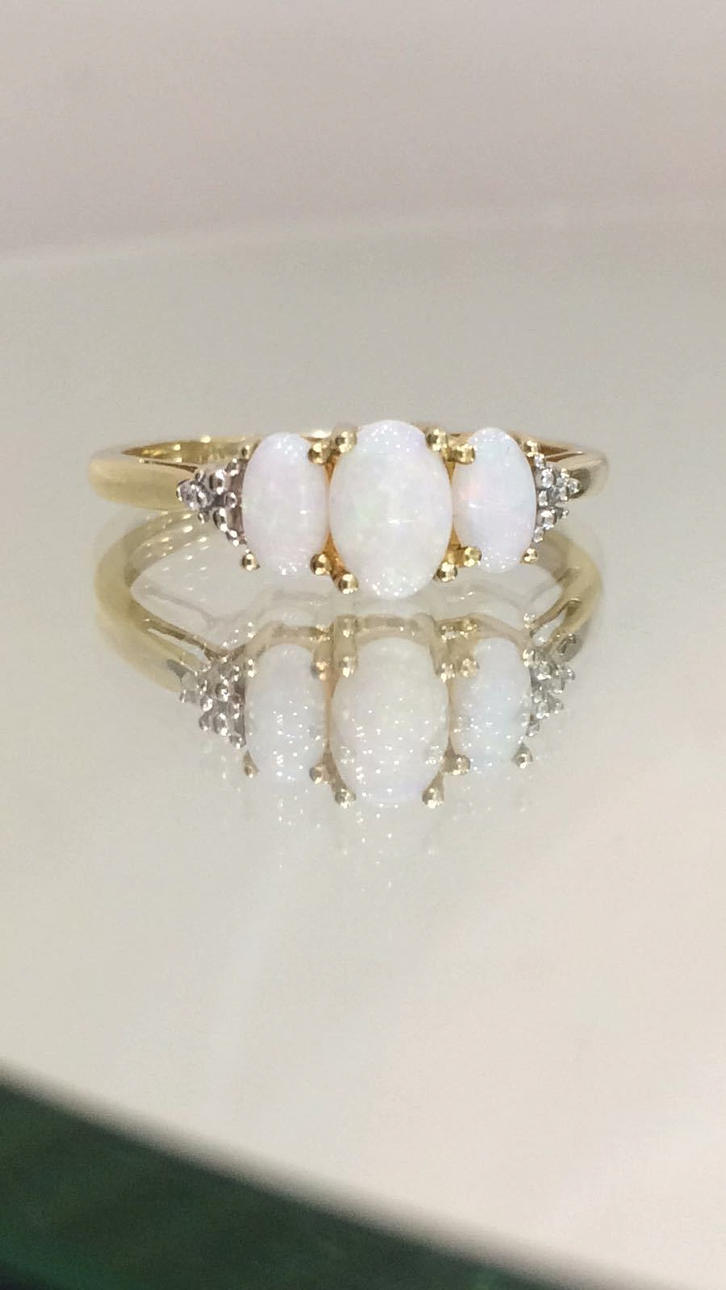 OPAL OCH DIAMANT RING.