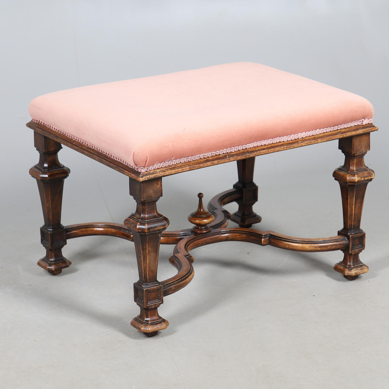 A WILLIAM AND MARY STYLE MAHOGANY DRESSING STOOL.