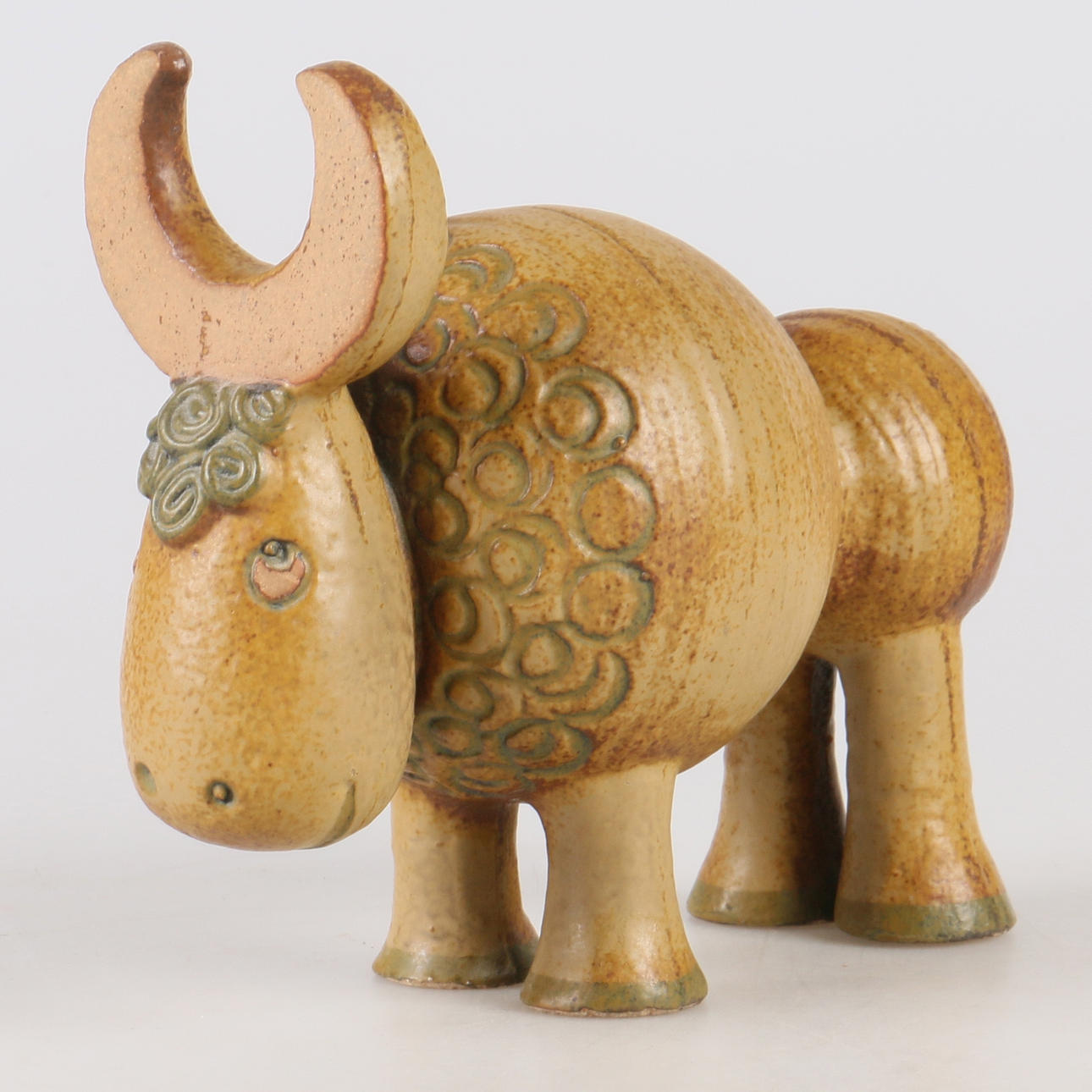 FIGURIN, stengods, "Buffel" från serien Jura. Lisa Larson. Gustavsberg.