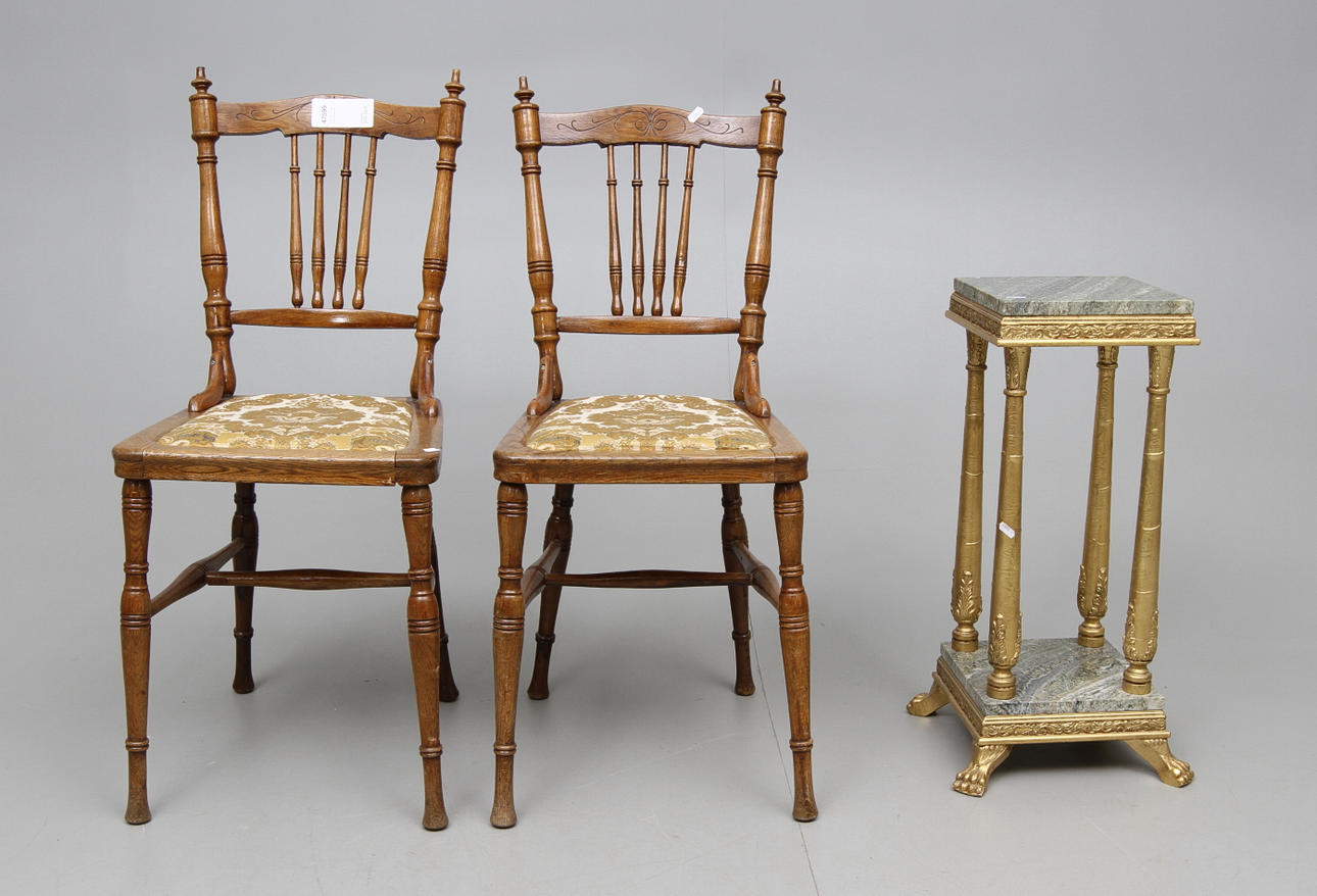 STOLAR ett par samt piedestal.