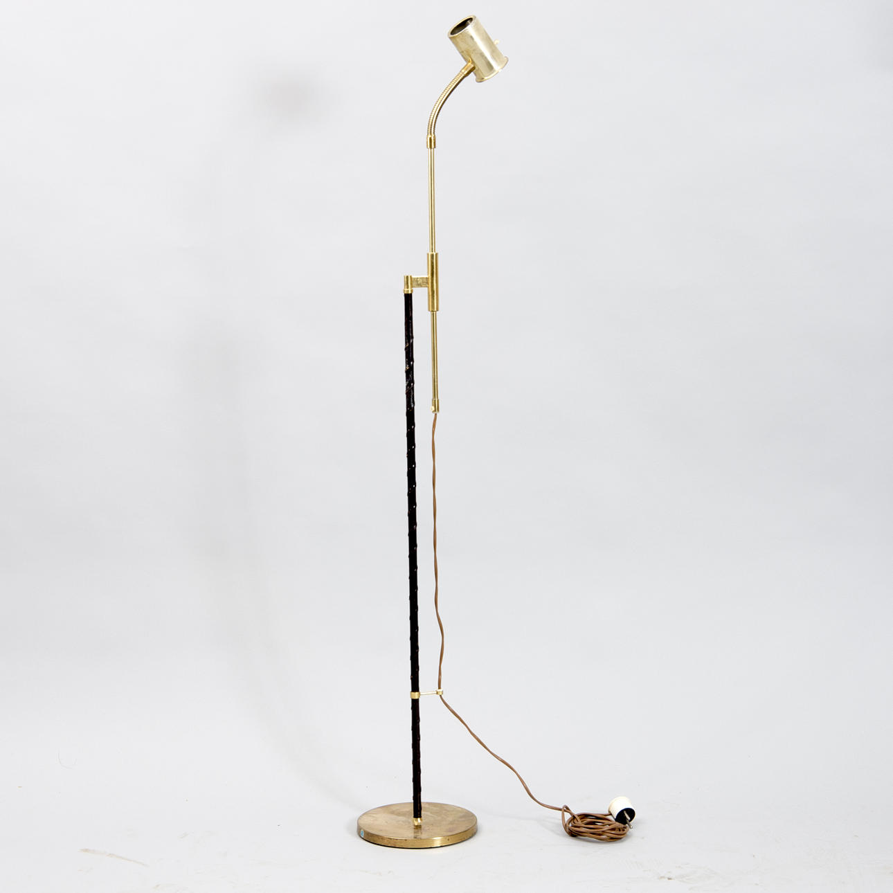 GOLVLAMPA, mässing med skinnklädd fot, Möllers Armatur Eskilstuna.