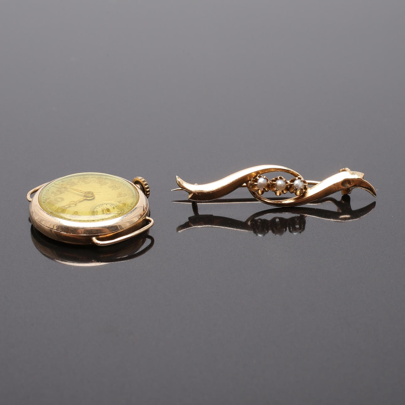 DAMARMBANDSUR samt BROSCH, 14K gult guld, total vikt 9 gram.