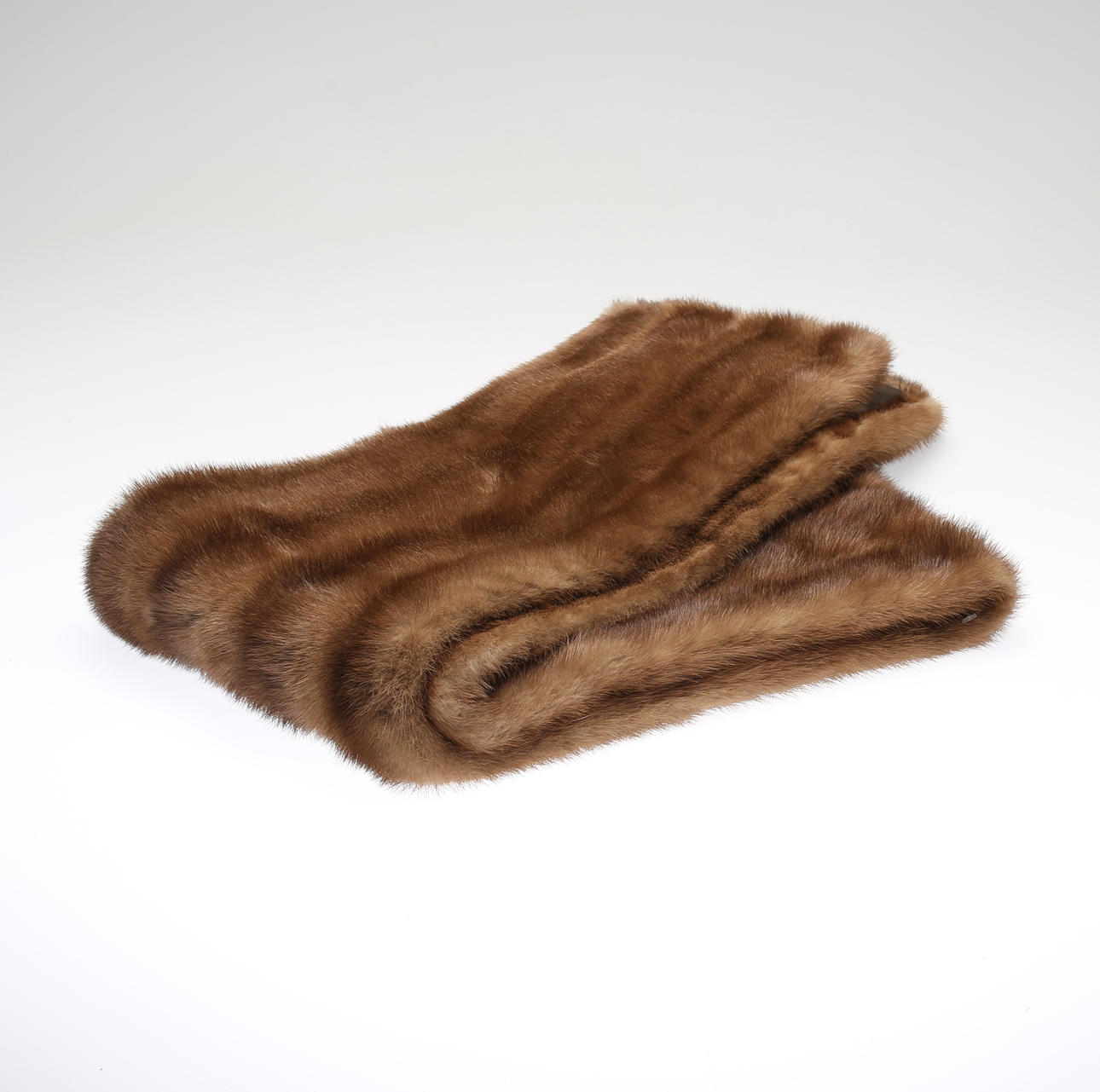 MINKSTOLA, ljusbrun helryckt mink, körsnär Oscar Olsson, Lund.