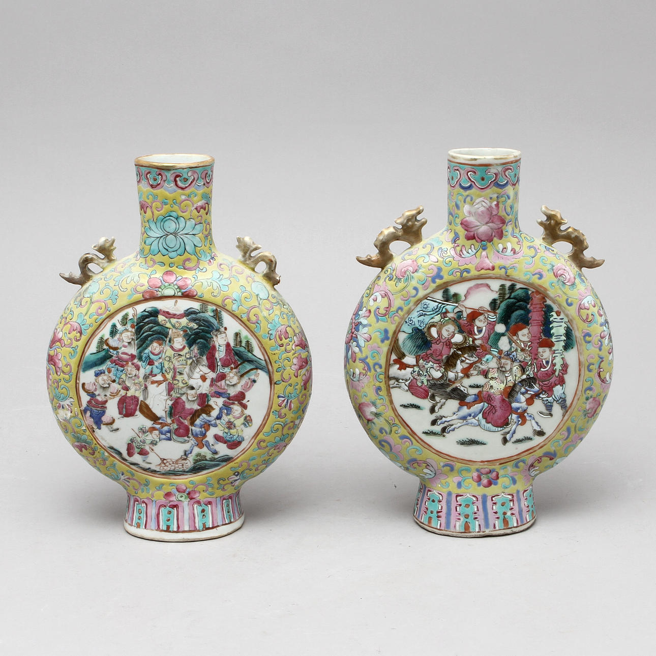 PILGRIMSKRUS, 2 st, porslin, Kina, 1800-tal.