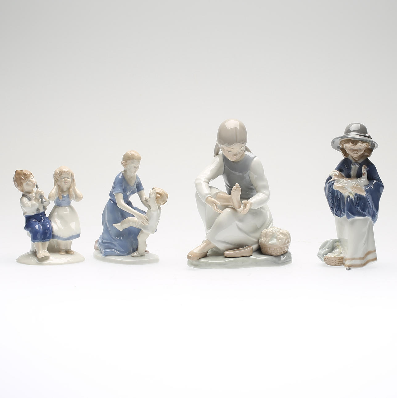 FIGURER, 4 st, porslin, bl a Nao, Spanien, 1900-talets andra hälft.