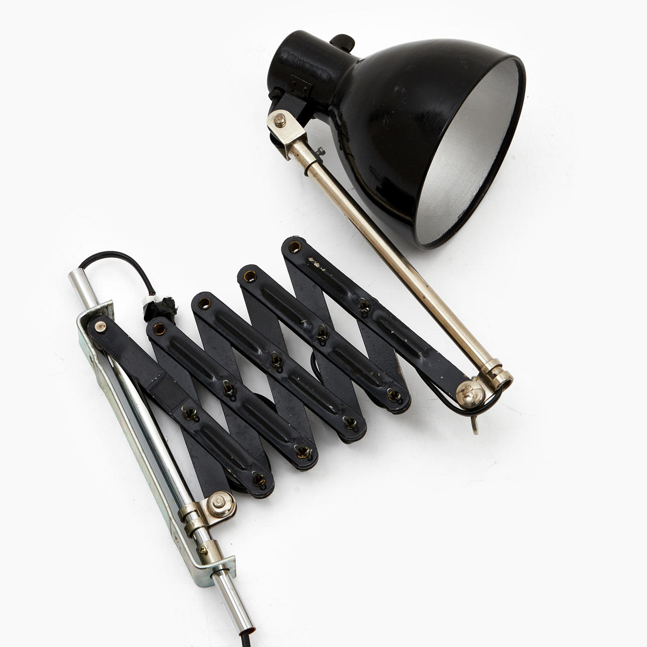 SAKSELAMPE, industrimodel, sort lakeret.