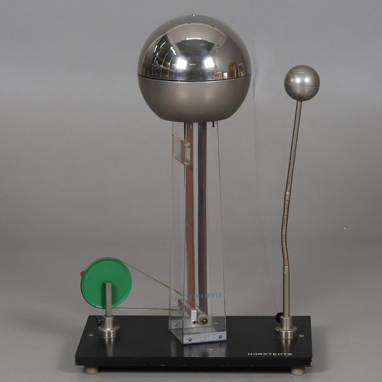 VAN De Graaff generator.